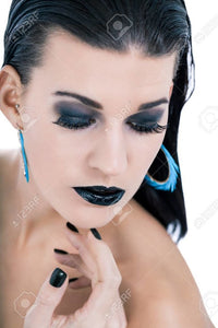 Vernis à ongles et rouge à lèvres noirs, duo sorcière — visuel 3