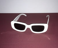 Lunettes blanches à verres noirs, style années 70 — visuel 4
