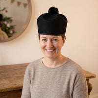 Barrette de curé en feutrine noire avec pompon