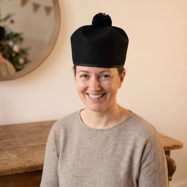 Barrette de curé en feutrine noire avec pompon