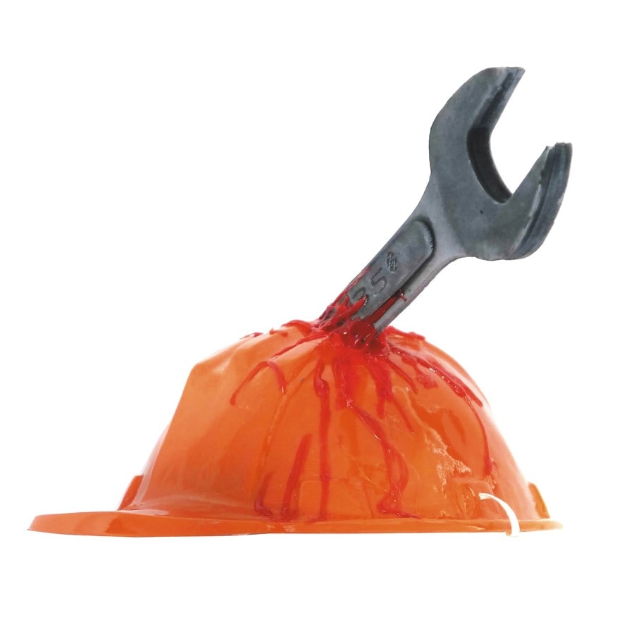 Casque de chantier transpercé d'une clé