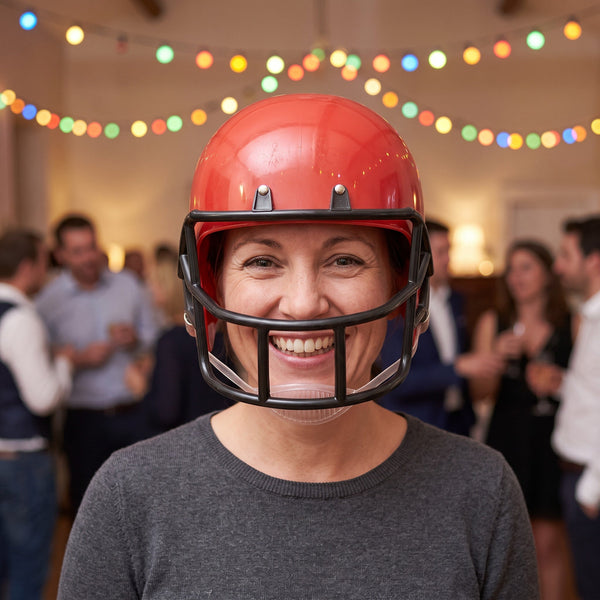 Casque de football américain rouge, plastique rigide