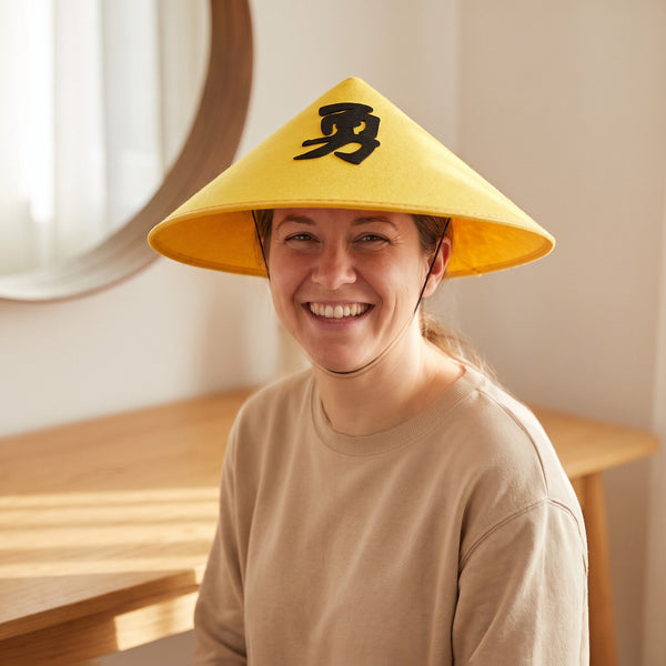 Chapeau chinois en feutrine jaune avec élastique