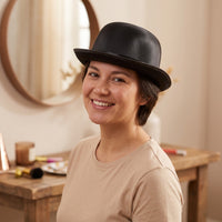 Chapeau melon en satin, finition brillante