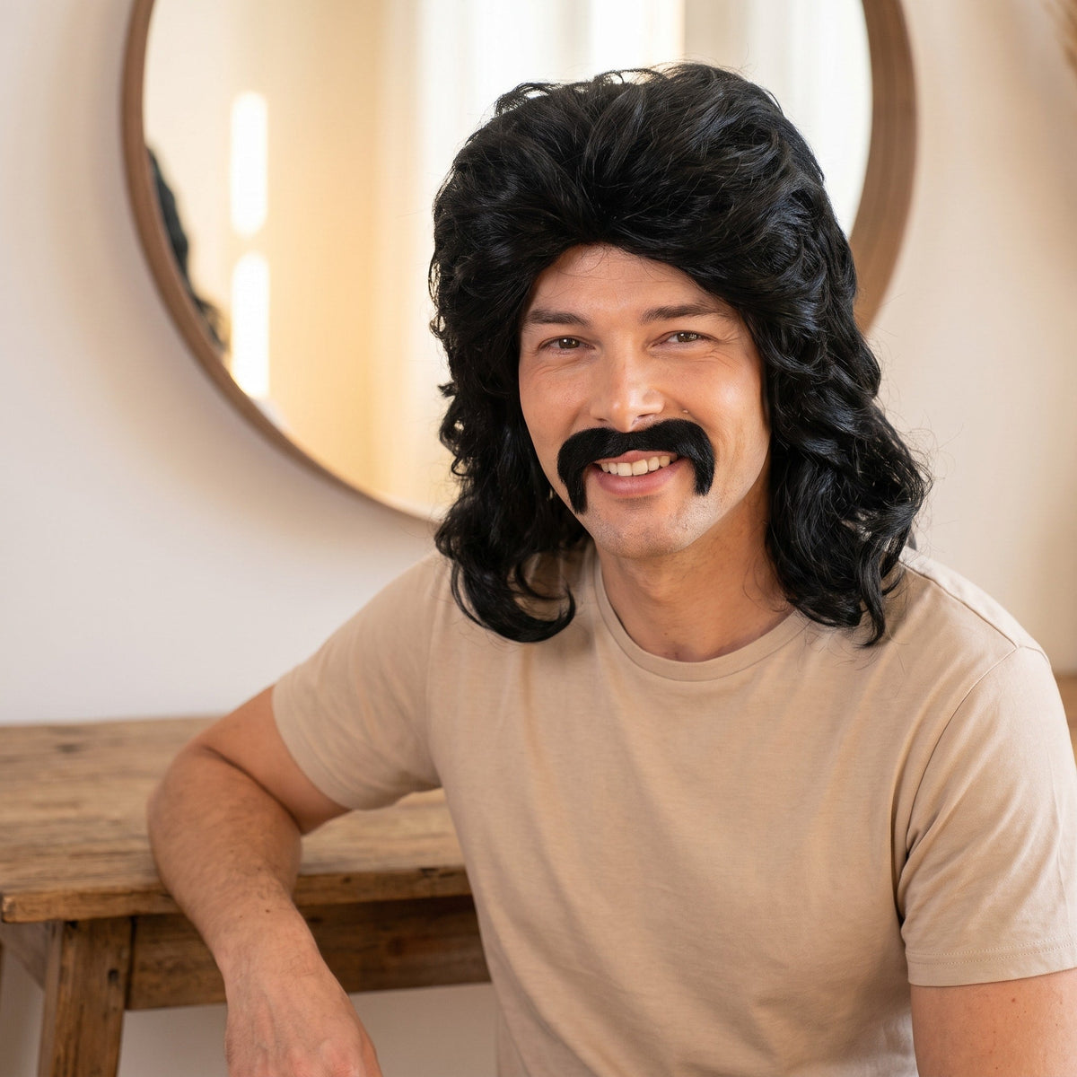 Perruque années 70 mi-longue avec moustache assortie