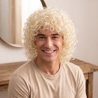 Perruque blonde à bouclettes et frange, style années 70