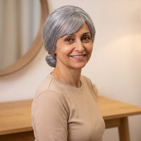 Perruque de grand-mère grise à chignon