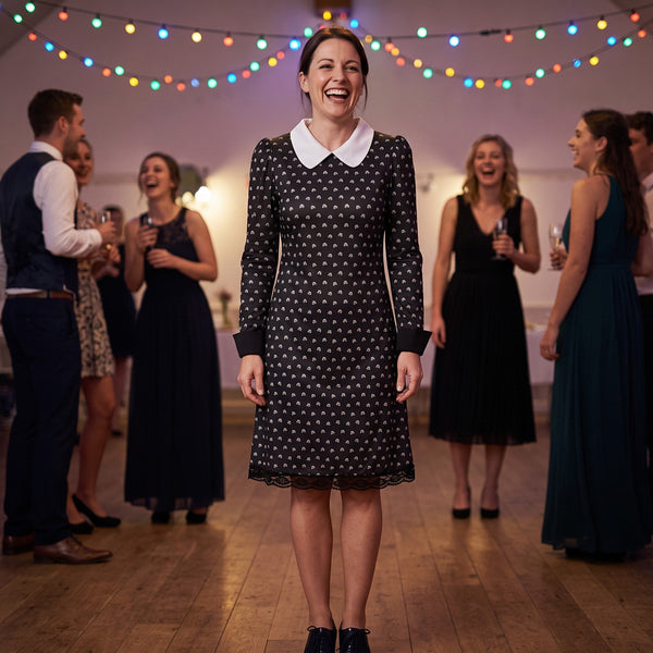 Robe noire gothique à col claudine, style pensionnaire