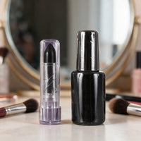Vernis à ongles et rouge à lèvres noirs, duo sorcière